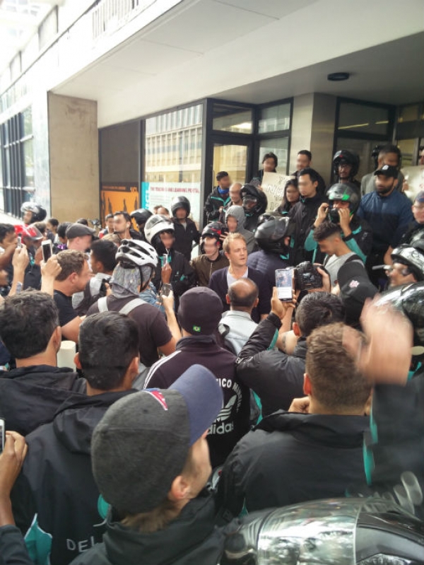 UK : Slaveroo: Deliveroo drivers organising in the 'Gig economy'