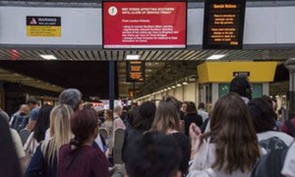 UK : Southern rail strike: war of words heats up on second day