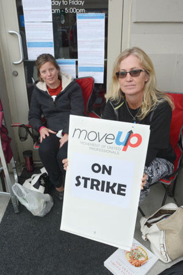 Canada :  Lone striker not alone on Kelowna picket line