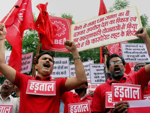 India : UP employee strike gains strength on the second day; 800 crores of loss estimated