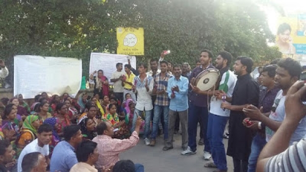 India :  Police detain 170 Ahmedabad sanitation workers for participating in cultural programme in posh city area