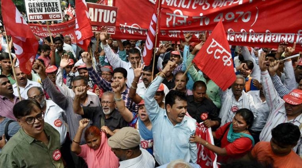 India : Clashes as Trinamool opposes trade union strike